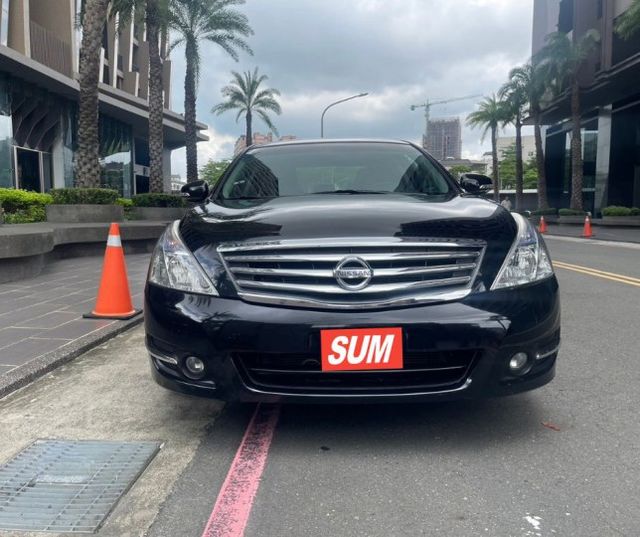 百萬房車現在不到一折價 寬敞大空間  雙安全氣囊 /定速巡航 / 電動椅 / i-key / 後座出風口 / 雙區恆溫  第2張相片