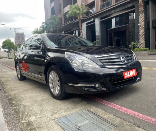 百萬房車現在不到一折價 寬敞大空間  雙安全氣囊 /定速巡航 / 電動椅 / i-key / 後座出風口 / 雙區恆溫  第3張相片