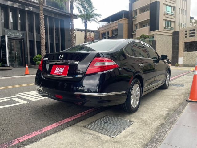 百萬房車現在不到一折價 寬敞大空間  雙安全氣囊 /定速巡航 / 電動椅 / i-key / 後座出風口 / 雙區恆溫  第4張相片
