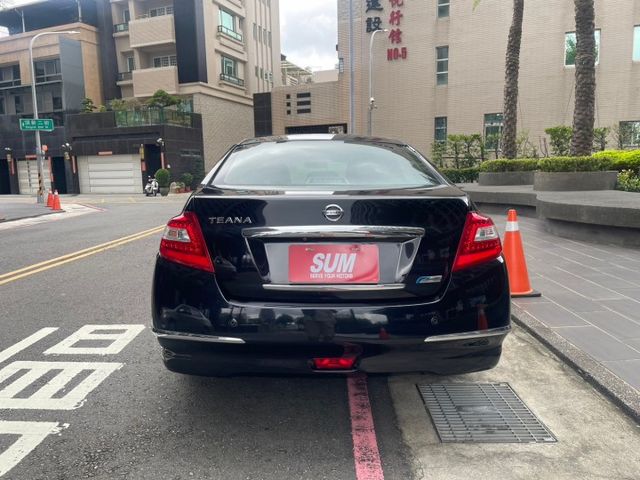 百萬房車現在不到一折價 寬敞大空間  雙安全氣囊 /定速巡航 / 電動椅 / i-key / 後座出風口 / 雙區恆溫  第5張相片