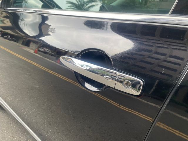 百萬房車現在不到一折價 寬敞大空間  雙安全氣囊 /定速巡航 / 電動椅 / i-key / 後座出風口 / 雙區恆溫  第18張相片