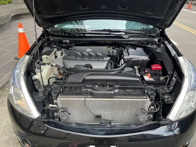 百萬房車現在不到一折價 寬敞大空間  雙安全氣囊 /定速巡航 / 電動椅 / i-key / 後座出風口 / 雙區恆溫  第20張相片