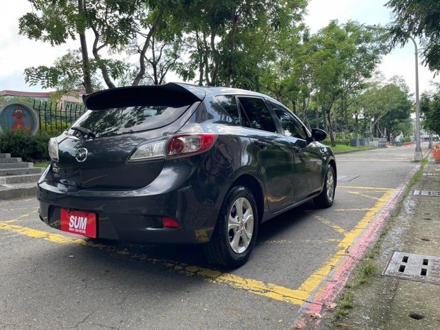 原版件 微笑馬 五門掀背大空間 原廠空力套件  省稅省油  倒車雷達  衛星導航  景觀天窗  里程保證  第5張相片