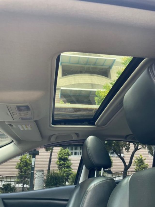 原版件 微笑馬 五門掀背大空間 原廠空力套件  省稅省油  倒車雷達  衛星導航  景觀天窗  里程保證  第15張相片