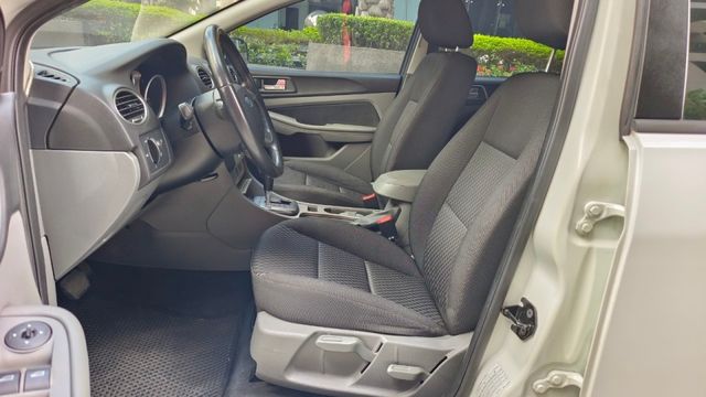 一手五門FOCUS 1.8CC便宜代步車首選 車況超漂亮完整 定速  前後霧燈  雙前氣囊  ~歡迎預約賞車享優惠  第7張相片