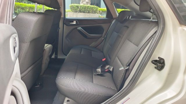 一手五門FOCUS 1.8CC便宜代步車首選 車況超漂亮完整 定速  前後霧燈  雙前氣囊  ~歡迎預約賞車享優惠  第8張相片