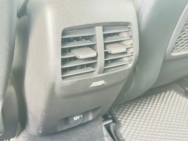 入庫整備中~里程僅跑3萬8〈保證〉，182時尚經典型 1.5渦輪 一手車， IKEY 定速 換檔撥片  倒車顯影  第18張相片