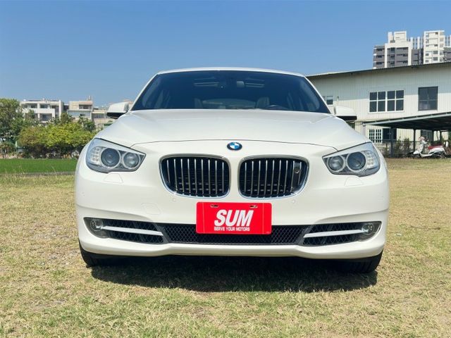 550I GT 新車價高達542萬 V8雙渦輪增壓 市面稀有的跑旅車 它有轎車的舒適感、休旅車的大空間  第2張相片