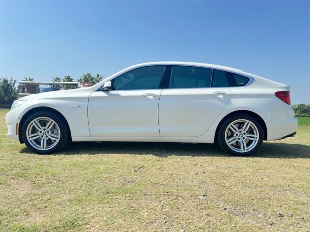 550I GT 新車價高達542萬 V8雙渦輪增壓 市面稀有的跑旅車 它有轎車的舒適感、休旅車的大空間  第3張相片