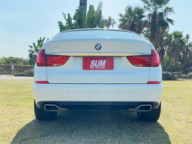 550I GT 新車價高達542萬 V8雙渦輪增壓 市面稀有的跑旅車 它有轎車的舒適感、休旅車的大空間  第4張相片