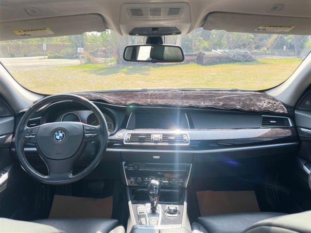 550I GT 新車價高達542萬 V8雙渦輪增壓 市面稀有的跑旅車 它有轎車的舒適感、休旅車的大空間  第6張相片