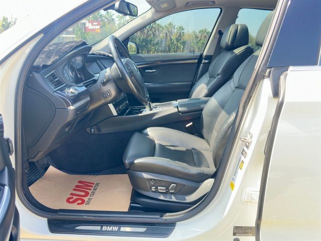 550I GT 新車價高達542萬 V8雙渦輪增壓 市面稀有的跑旅車 它有轎車的舒適感、休旅車的大空間  第7張相片