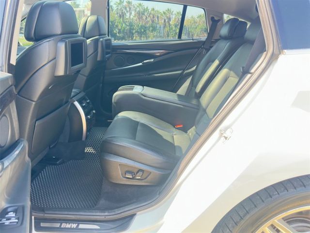 550I GT 新車價高達542萬 V8雙渦輪增壓 市面稀有的跑旅車 它有轎車的舒適感、休旅車的大空間  第9張相片