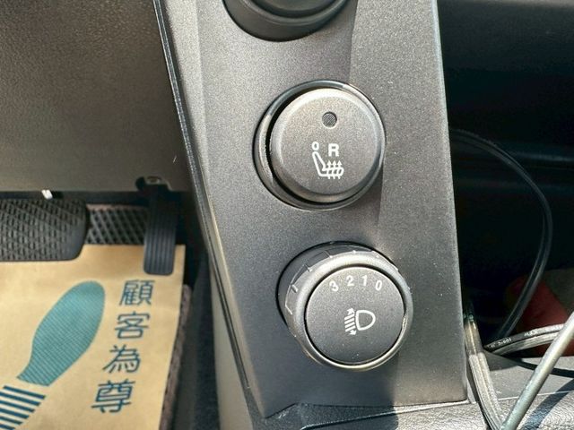 雙龍 Actyon Sports 運動版 雙廂5人座，皮卡+車頂蓋 「小貨車」低稅金 四輪驅動 2.0 柴油  第14張相片