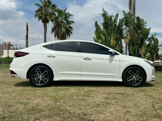 Elantra sport  渦輪 1.6  i-key  換檔撥片 影音系統 衛星導航 倒車影像 電動尾門  第6張相片