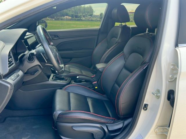 Elantra sport  渦輪 1.6  i-key  換檔撥片 影音系統 衛星導航 倒車影像 電動尾門  第8張相片