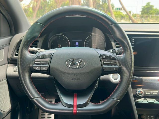 Elantra sport  渦輪 1.6  i-key  換檔撥片 影音系統 衛星導航 倒車影像 電動尾門  第10張相片