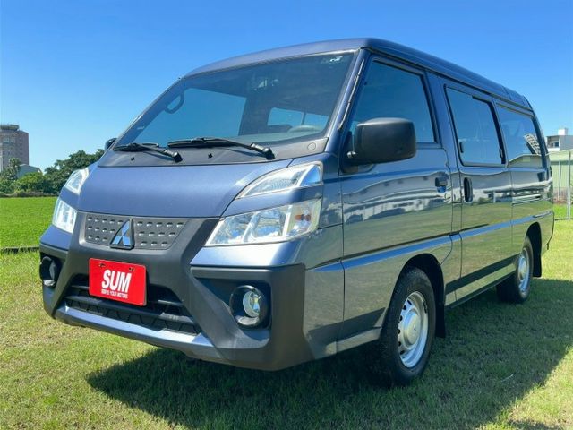 8人座廂型車 /巡跡防滑/倒車雷達/前霧燈/雙安全氣囊  第1張相片