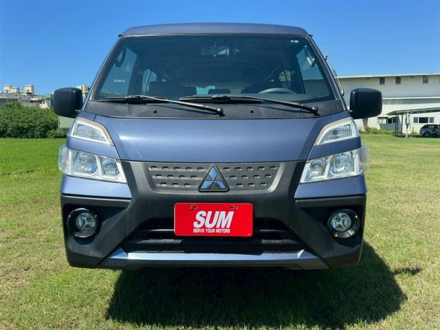 8人座廂型車 /巡跡防滑/倒車雷達/前霧燈/雙安全氣囊  第2張相片