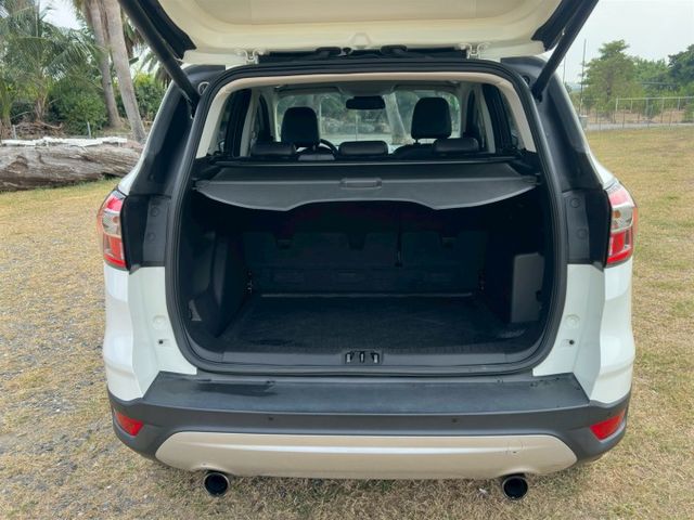 旗艦版 4WD 免鑰匙 定速 自動停車  ACC跟車  恆溫 車道偏移警示  第8張相片