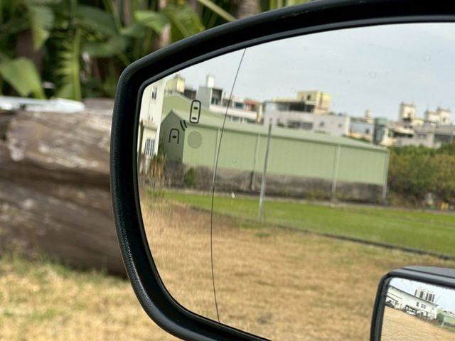 旗艦版 4WD 免鑰匙 定速 自動停車  ACC跟車  恆溫 車道偏移警示  第18張相片