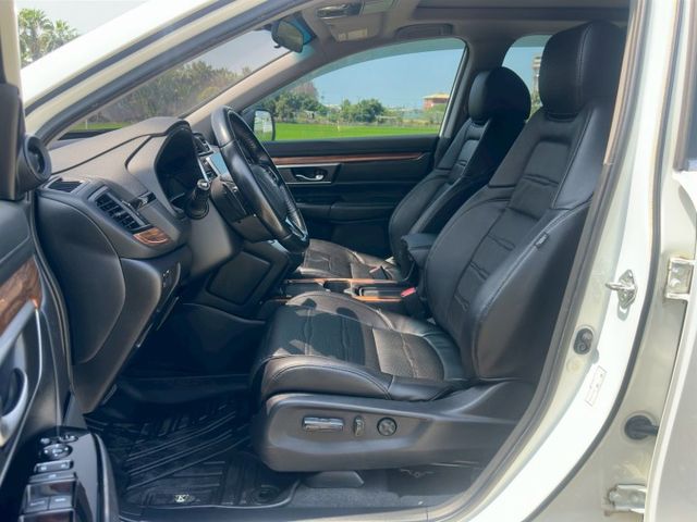 頂級 S版 原版件 ACC/盲點/定速/換檔撥片/車道影像輔/無線充電座/感應式電動尾門/雙前座電動座椅  第7張相片