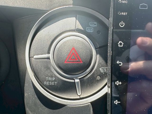 雙廂五人座 皮卡  4WD  工作、露營都實用  定速 方向盤換檔鍵   安卓機 倒車影像 衛星導航  第12張相片