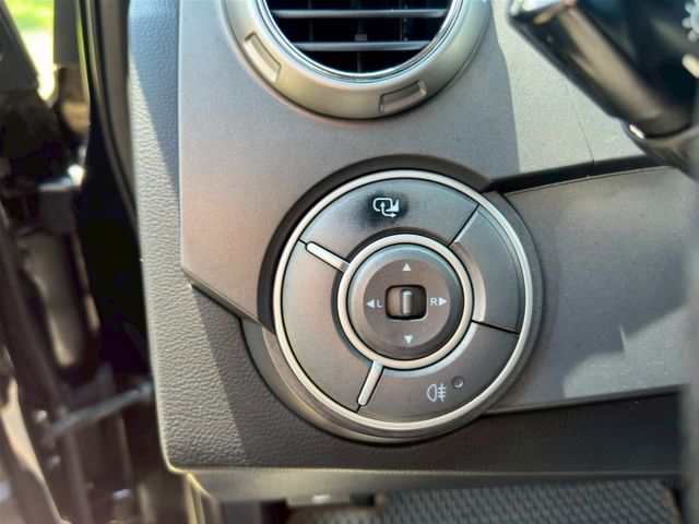 雙廂五人座 皮卡  4WD  工作、露營都實用  定速 方向盤換檔鍵   安卓機 倒車影像 衛星導航  第16張相片