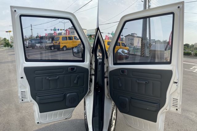 實車實價，保固不另加價。菱利 1.3 無菸車 內裝乾淨，雙認證 全車原版件  第12張相片