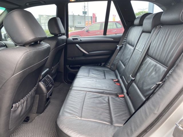 實車實價，X5 30i 認證車，全景天窗、內裝氣氛佳  第7張相片