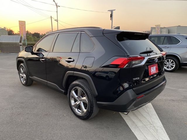 2020.12月出廠 RAV4 油電混合 旗艦版，雙認證 僅跑6萬 車況新，ACC跟車、環景影像、盲點偵測、電動尾門  第4張相片