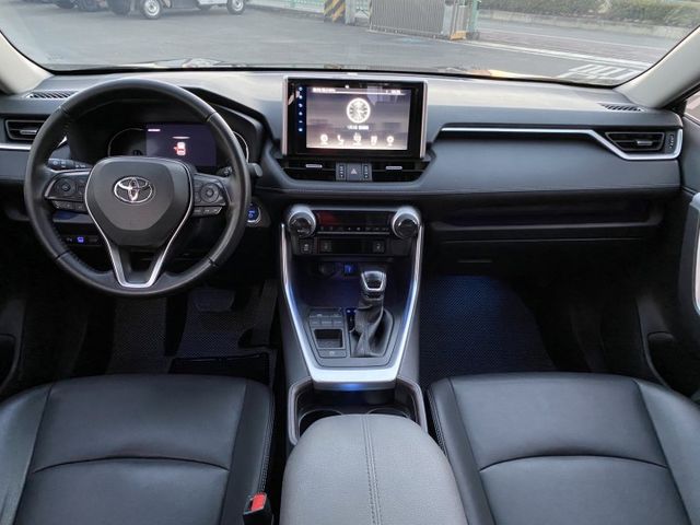 2020.12月出廠 RAV4 油電混合 旗艦版，雙認證 僅跑6萬 車況新，ACC跟車、環景影像、盲點偵測、電動尾門  第5張相片