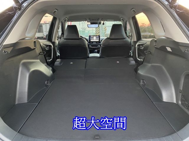 2020.12月出廠 RAV4 油電混合 旗艦版，雙認證 僅跑6萬 車況新，ACC跟車、環景影像、盲點偵測、電動尾門  第14張相片