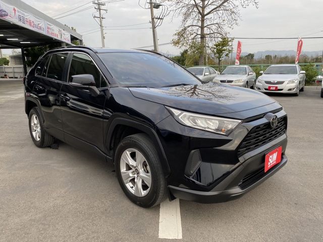 雙認證、原版件、保固不另加價。RAV4 僅跑4萬公里，車況新! ACC跟車、車道偏離、倒車影像  第2張相片