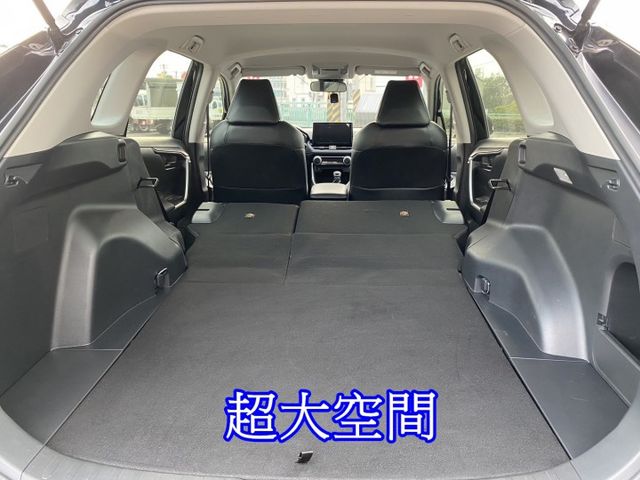 雙認證、原版件、保固不另加價。RAV4 僅跑4萬公里，車況新! ACC跟車、車道偏離、倒車影像  第12張相片