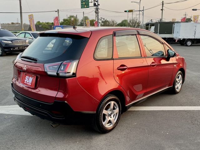 雙認證、保固不另加價。一手女用車，超省油、僅跑5萬，車況漂亮、內裝新，小車大空間  第3張相片