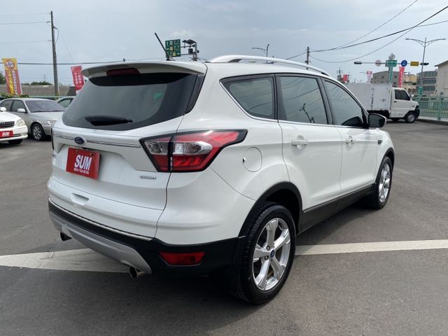 雙認證、實車實價、保固不另加價。KUGA 1.5時尚經典型，僅跑8萬，有全景天窗、電動尾門、盲點、導航、carpaly  第3張相片
