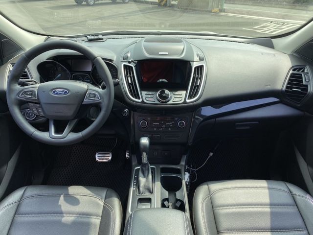 雙認證、實車實價、保固不另加價。KUGA 1.5時尚經典型，僅跑8萬，有全景天窗、電動尾門、盲點、導航、carpaly  第5張相片