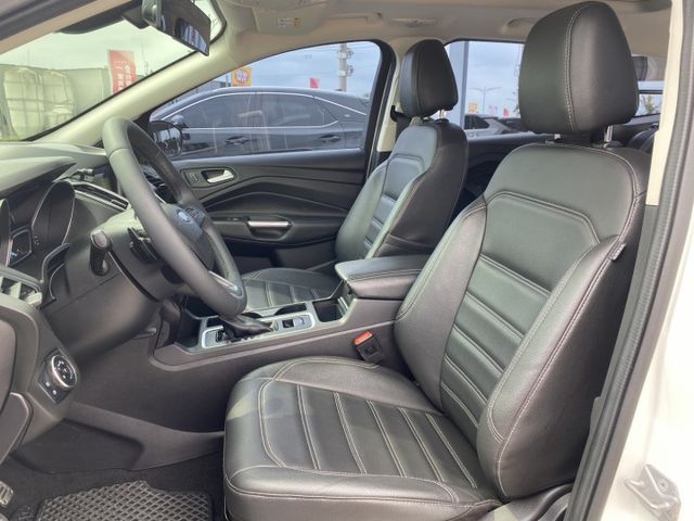 雙認證、實車實價、保固不另加價。KUGA 1.5時尚經典型，僅跑8萬，有全景天窗、電動尾門、盲點、導航、carpaly  第6張相片