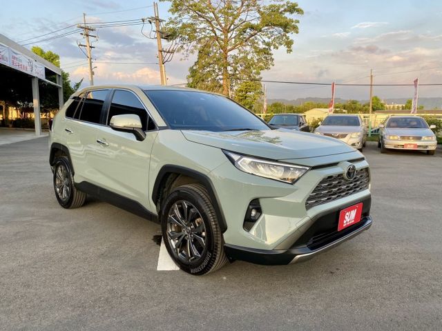 雙認證、原版件、實車實價、保固不另加價。尊爵版 僅跑6萬，原廠保養，有免鑰匙、恆溫、電動椅、ACC跟車、CarPlay  第2張相片