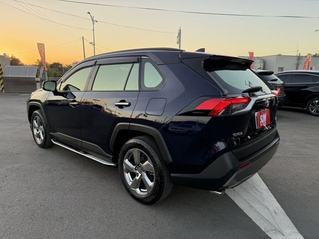 雙認證、原版件，實車實價、保固不另加價。旗艦版~ACC跟車、環景影像、盲點、電動尾門、導航、carplay  第4張相片