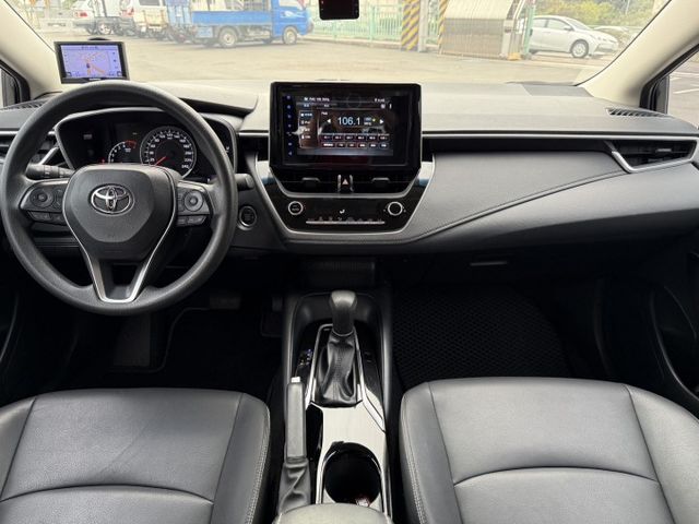 雙認證、原版件，實車實價、保固不另加價。尊爵版~免鑰匙、摸門、ACC跟車、車道偏離警示 、盲點偵測、導航  第5張相片