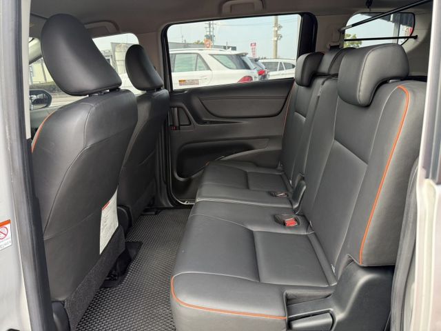 雙認證、原版件，實車實價、保固不另加價。豪華+版，僅跑3萬車況新，電動滑門、ikey摸門、定速、恆溫  第7張相片