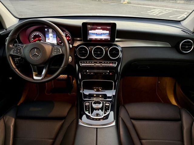雙認證、原版件、實車實價。GLC220d 豪華柴油休旅，省油、外型大氣、內裝舒適，超值入手!  第5張相片