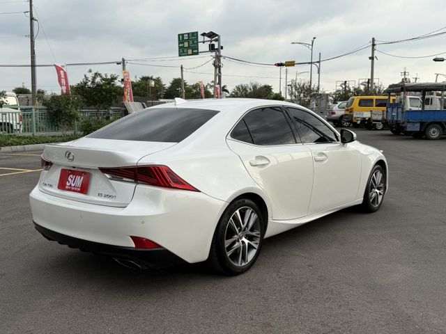 雙認證、原版件、實車實價。2017年式 小改款 頂級版~天窗、ACC跟車、座椅冷熱通風，一手車 跑少 車況新  第3張相片