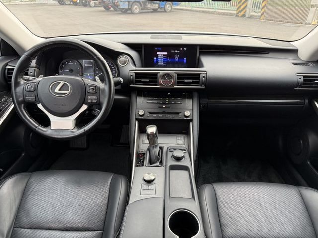 雙認證、原版件、實車實價。2017年式 小改款 頂級版~天窗、ACC跟車、座椅冷熱通風，一手車 跑少 車況新  第5張相片