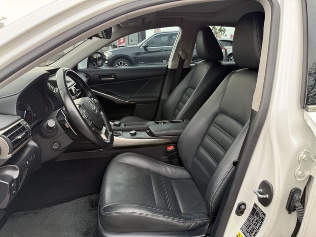 雙認證、原版件、實車實價。2017年式 小改款 頂級版~天窗、ACC跟車、座椅冷熱通風，一手車 跑少 車況新  第6張相片