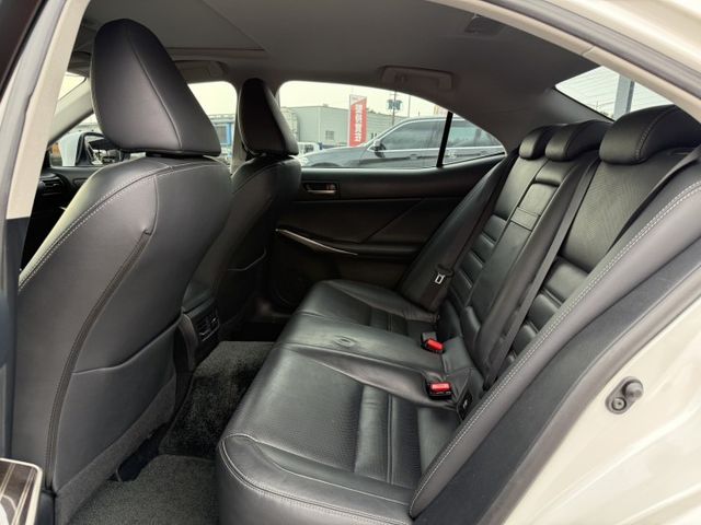 雙認證、原版件、實車實價。2017年式 小改款 頂級版~天窗、ACC跟車、座椅冷熱通風，一手車 跑少 車況新  第7張相片