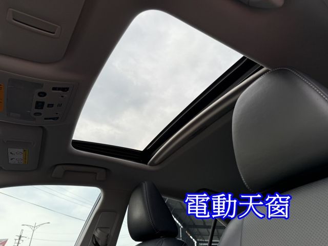 雙認證、原版件、實車實價。2017年式 小改款 頂級版~天窗、ACC跟車、座椅冷熱通風，一手車 跑少 車況新  第11張相片