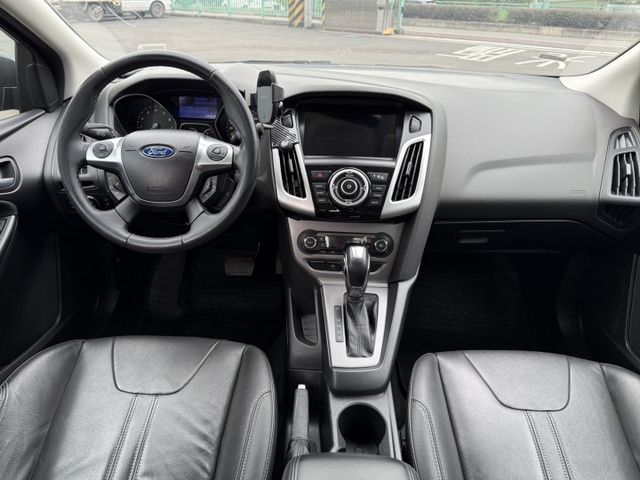 雙認證、實車實價。超值代步車 FOCUS 1.6 安卓機影音、carplay、恆溫、定速  第5張相片